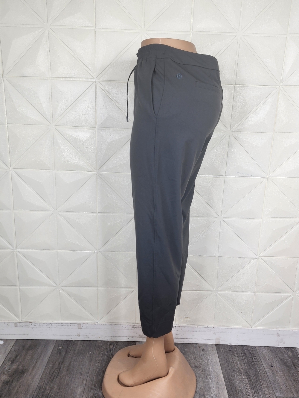Lululemon Tapered-Leg Mid-Rise Pant Luxtreme black size large - Picture 3 of 7